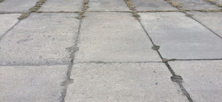 Jak wybudować drogę z płyt betonowych?
